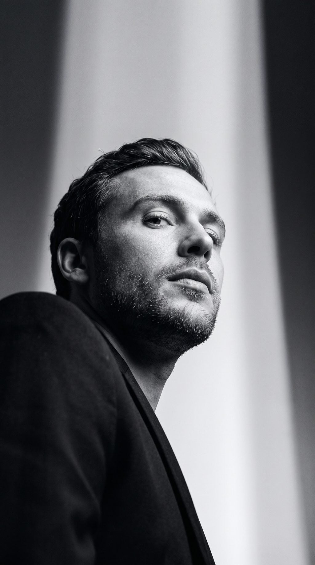 Black-and-white low-angle portrait of a bearded man in dramatic monochrome style, generated with an AI Prompt for ChatGPT and Gemini.